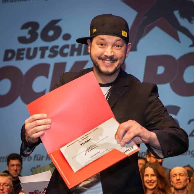 Rapper Thööö mit Siegerurkunde