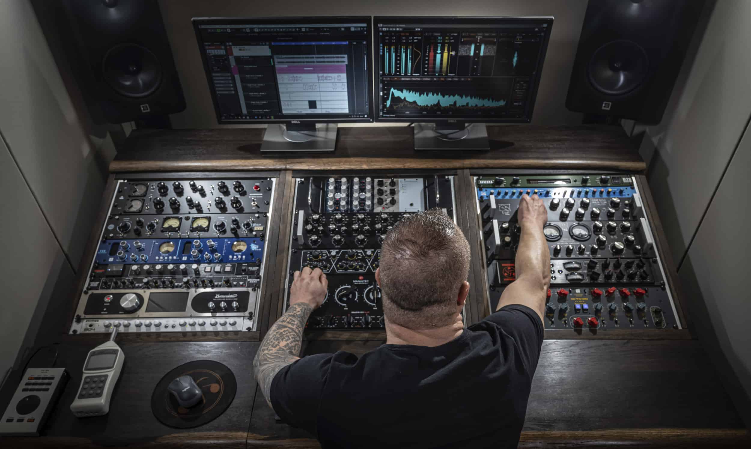 Online Mixing Studios von Peak-Studios. Chris Jones an analoger Hardware.