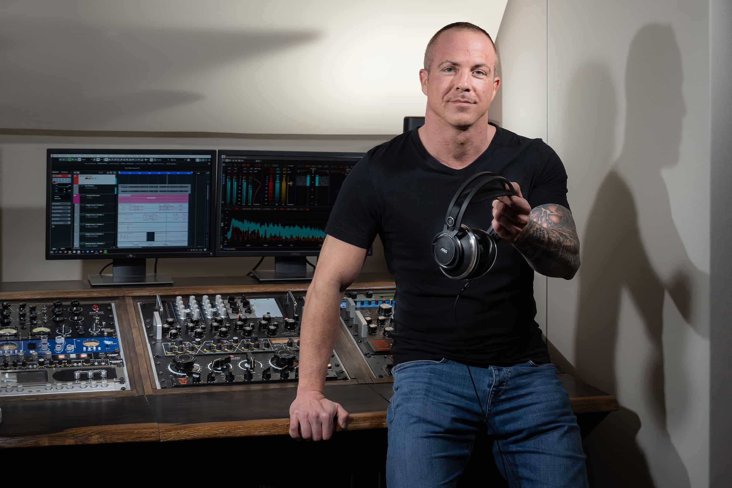 Mixing und Mastering Unterricht Chris Jones von Peak-Studios mit Headpohones