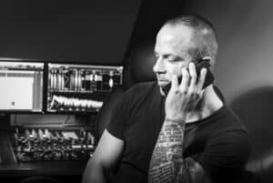 Chris Jones von Peak-Studios telefoniert über Mixing und Mastering.