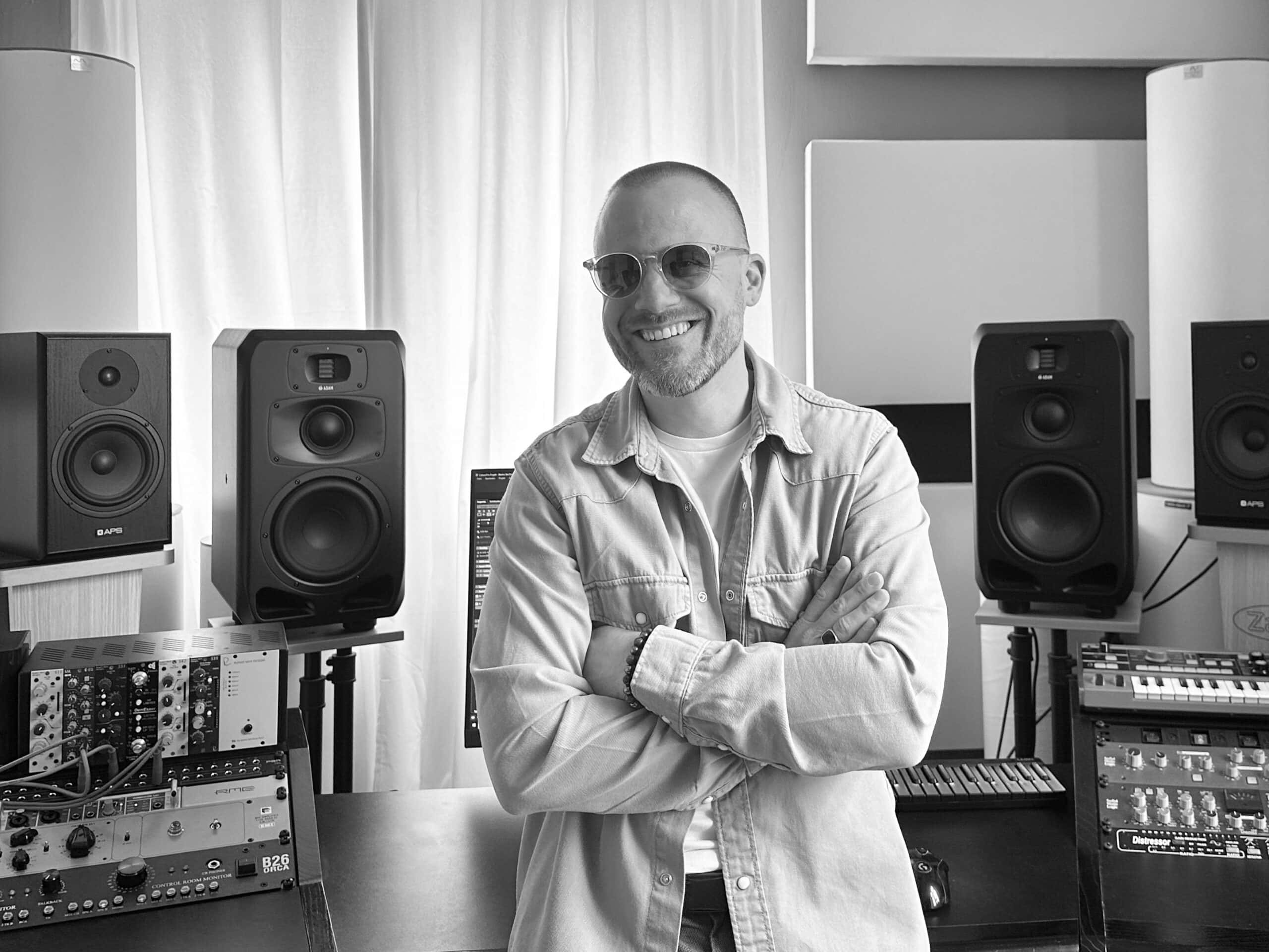 Tonstudio Berlin Dennis Kreutzberg vor dem Mischpult
