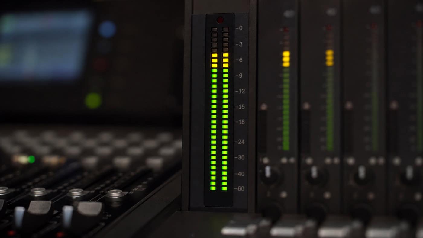 LED-Pegelmetersäulen an einer professionellen Mixing-Konsole zeigen Signal bei -6 dBFS mit freiem Headroom und nicht leuchtender Clip-Anzeige.