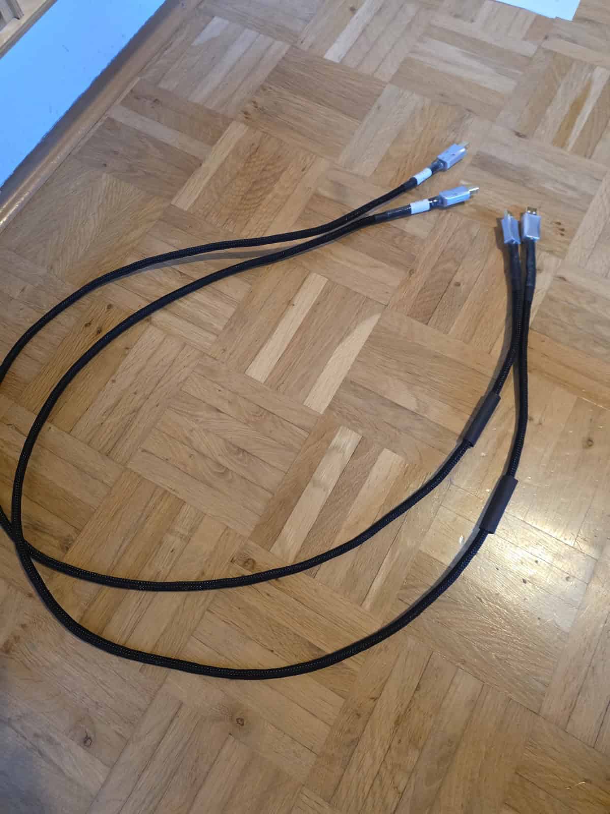 Kabelklang im Test: zwei USB-Kabel VBS Audio Eigen mit Gewebemantel auf einem Parkettboden