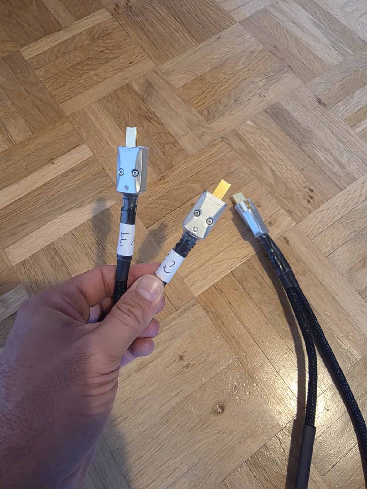Kabelklang-Testmuster: Nahaufnahme der USB-B-Stecker mit den Kennungen E1 und E2