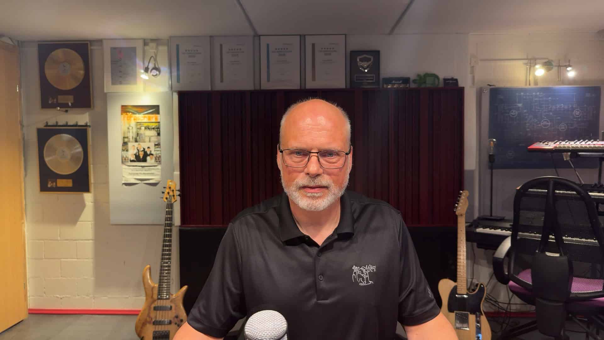 Thom Wettstein vor roten Diffusoren und gerahmten Auszeichnungen